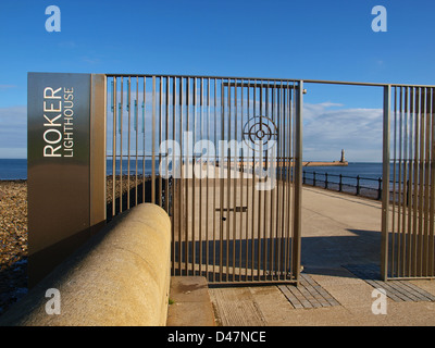 Entrée de Roker Pier et phare de Sunderland Tyne and Wear England UK Banque D'Images