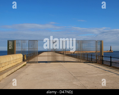 Entrée de Roker Pier et phare de Sunderland Tyne and Wear England UK Banque D'Images