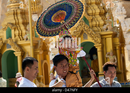 Moine Novice Cérémonie à la pagode Shwedagon à Yangon (Rangoon), le Myanmar (Birmanie), l'Asie Banque D'Images