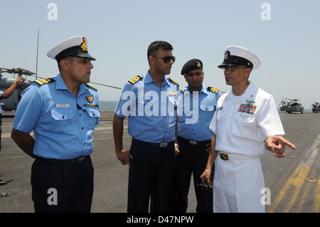 Spécialiste culinaire chef Glicerio Ramos parle avec les marins de la marine indienne. Banque D'Images