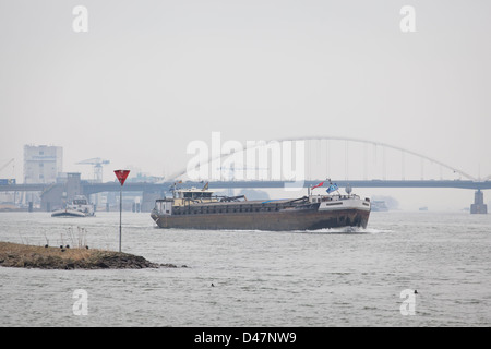 Péniche en direction de Rotterdam sur la rivière Merwede, dans le quartier de Gorinchem, aux pays-Bas Banque D'Images