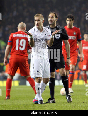 07.03.2013 Londres, Angleterre. Lewis Holtby de Tottenham Hotspur en question la décision de l'arbitre pour une faute lors de l'Europa League match entre Tottenham Hotspur et l'Inter Milan de White Hart Lane. Banque D'Images