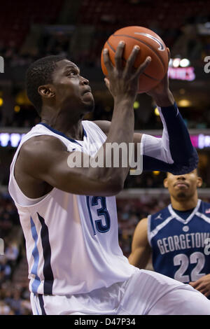 6 mars 2013 : Villanova Wildcats avant Mouphtaou Yarou (13) cherche à tirer la balle pendant le jeu de basket-ball de NCAA entre le # 5 et le Georgetown Hoyas Wildcats Villanova au Wells Fargo Center de Philadelphie, Pennsylvanie. Les Wildcats de Villanova battre le Georgetown Hoyas, 67-57. Banque D'Images