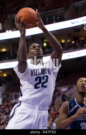 6 mars 2013 : Villanova Wildcats avant JayVaughn Pinkston (22) monte pour la tourné au cours de la jeu de basket-ball de NCAA entre le # 5 et le Georgetown Hoyas Wildcats Villanova au Wells Fargo Center de Philadelphie, Pennsylvanie. Les Wildcats de Villanova battre le Georgetown Hoyas, 67-57. Banque D'Images