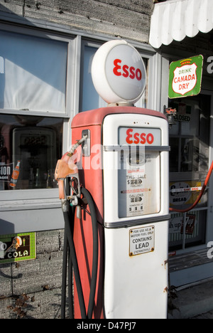 Pompe à essence Esso Vintage dans la peinture rouge, garniture d'Americana routière classique des années 60. Banque D'Images