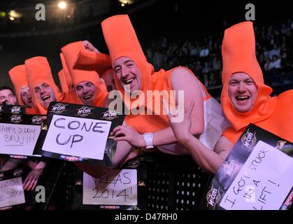 07.03.2013 Nottingham, Angleterre. Groupe de fans de fléchettes au Round 5 de la Premier League Darts de la Capital FM Arena. Banque D'Images