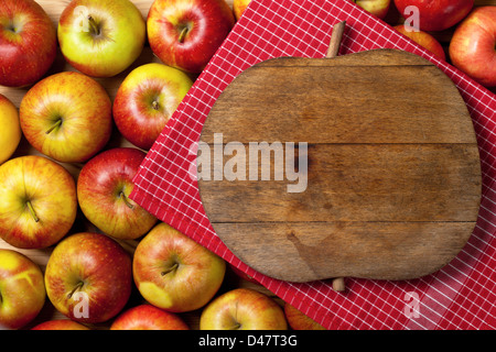 La composition avec pommes fruits et découper avec forme de pomme. Vue d'en haut. Salle vide pour le texte Banque D'Images