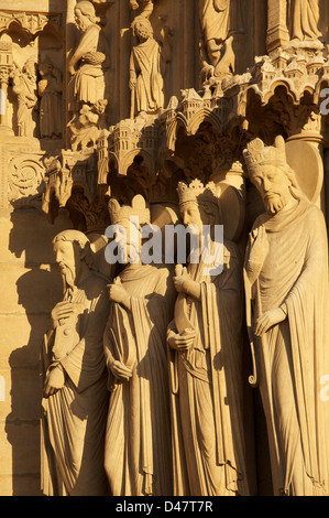 Gothique français. Statues sur la façade ouest de la cathédrale Notre-Dame. Ils représentent Saint Paul, le roi David et Bethsabée, un autre roi. Paris, France. Banque D'Images