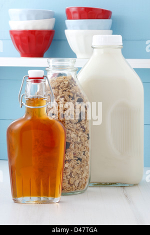 Délicieux et sain céréales granola croquantes, populaire dans le monde, et souvent consommés en combinaison avec du yogourt ou du lait. Banque D'Images