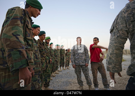 Kandahar, Afghanistan - 24 septembre 2010 : les militaires de l'ANA line jusqu'à recevoir une formation de soldats américains. Banque D'Images