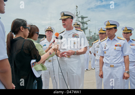 Le commandant de la 7e flotte américaine, parle avec les médias thaïlandais locaux lors de la cérémonie de clôture pour la coopération afloat Readiness et Training Thailand 2012. Banque D'Images