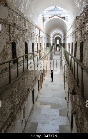 Cellule de prison high angle view avec une figure lointaine méconnaissable, au Pénitentiaire de l'État, Philadelphia, PA, USA. Banque D'Images