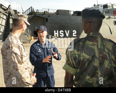 L'administrateur chargé de la masse d'air maritime task force parle avec la Garde côtière auxiliaire des États-Unis mènent des missions de classe avec les militaires pour l'Afrique partenariat. Banque D'Images