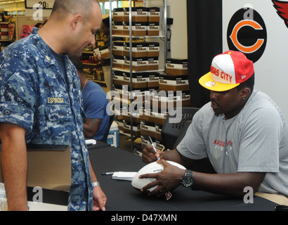 David Mims, gauche pour attaquer les Kansas City Chiefs, autographes un football pour un marin. Banque D'Images