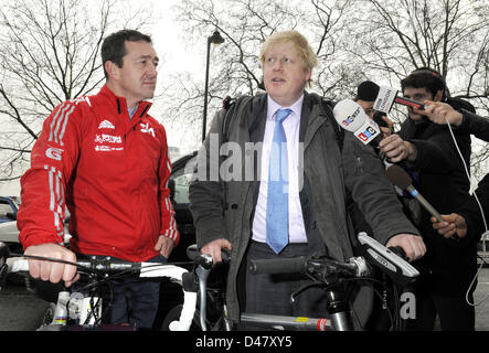 Maire de Londres, Boris Johnson, est rejoint par le cyclisme britannique Chris Boardman comme il l'annonce qu'il va créer un "traverse pour le vélo" dans le cadre de son intention d'investir près de 1 milliards € en investissement London Cycling - 7 mars 2013 Photo de presse Personnes Banque D'Images