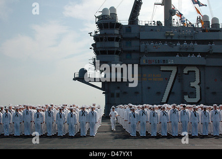 Les marins manquent les rails à bord de l'USS George Washington (CVN 73) alors que le porte-avions opère vers l'avant déployé dans l'océan Pacifique, soutenant les missions de l'US Navy. Banque D'Images