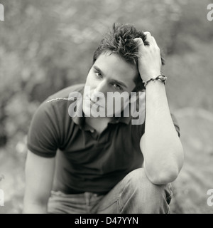 Portrait de jeune homme décontracté en noir et blanc Banque D'Images