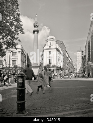 Numérisation de film noir et blanc de London's Seven Dials Banque D'Images