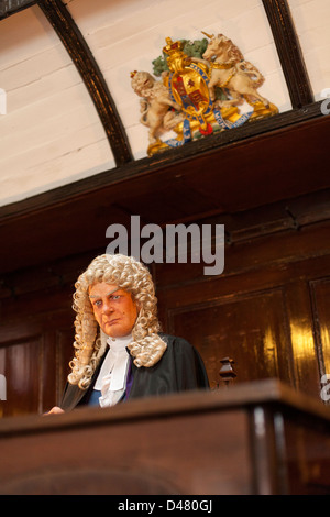 Dummies placé pour répliquer une cour de cent ans scène house à Beaumaris Courthouse et musée de la prison Banque D'Images