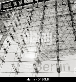 Soleil du matin à travers un mur rideau de verre de la gare de Berlin. Film MF scan. Banque D'Images