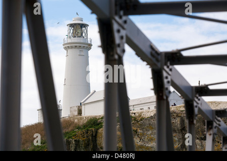 Une vue de la tour de phare à travers le pont au-dessus de South stack sur l'île d''Anglesey gallois Banque D'Images