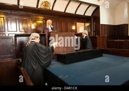 Dummies placé pour répliquer une cour de cent ans scène house à Beaumaris Courthouse et musée de la prison Banque D'Images