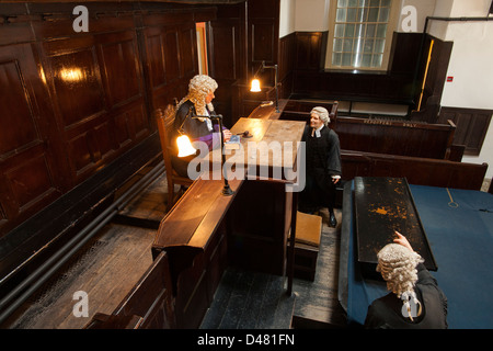 Dummies placé pour répliquer une cour de cent ans scène house à Beaumaris Courthouse et musée de la prison Banque D'Images