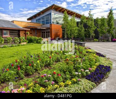 25 juin 2012 - Fairbanks, Alaska, États-Unis - l'entrée de la Morris Thompson et centre culturel à Fairbanks, Alaska intérieur‰Ûªs célébrant le peuple, la terre et la culture. Le nom de Morris Thompson, un, l'un d'Athabascan Koyukon Alaska ‰・÷s d'affaires éminents, des autochtones et des dirigeants politiques. (Crédit Image : © Arnold Drapkin/ZUMAPRESS.com) Banque D'Images