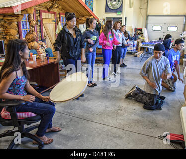 25 juin 2012 - Fairbanks, Alaska, États-Unis - Jeunes autochtones de l'Alaska répéter musique tribale et la danse de la Morris Thompson et centre culturel à Fairbanks, le centre célèbre Alaskaâ€™le peuple, la terre et la culture. (Crédit Image : © Arnold Drapkin/ZUMAPRESS.com) Banque D'Images