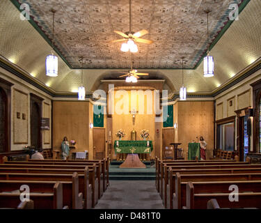 25 juin 2012 - Fairbanks, Alaska, Fairbanks US - l'intérieur de l'Église catholique de l'immaculée conception historique, construit en 1904, a été ajouté au National Register of Historic Places en 1976. (Crédit Image : © Arnold Drapkin/ZUMAPRESS.com) Banque D'Images