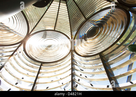 Une vue de la lentille principale de l'intérieur de la tour de phare de South Stack sur l'île d''Anglesey gallois Banque D'Images