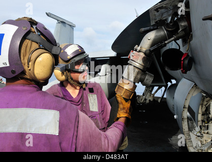 Carburant marins F/A-18E Super Hornet sur le poste de pilotage. Banque D'Images