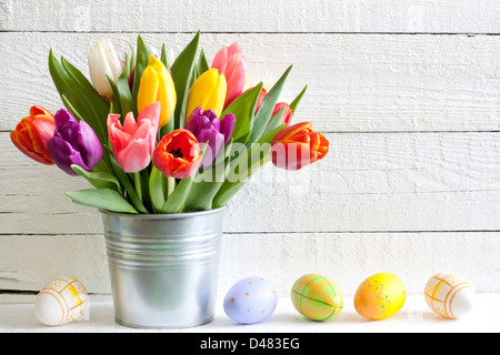 Printemps tulipes Pâques dans la benne sur planches vintage blanc Banque D'Images