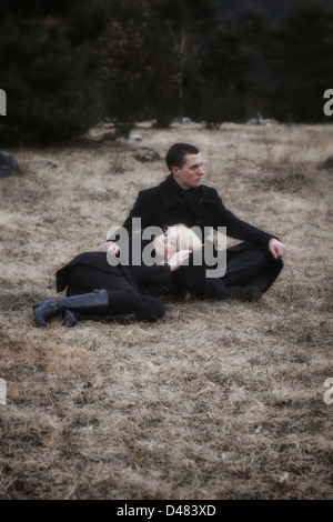 Un couple de noir est couché sur une prairie en hiver Banque D'Images