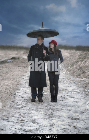 Un couple est en train de faire une promenade sous la pluie Banque D'Images