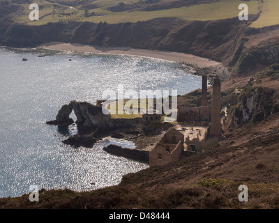 Regarder sur Porth abandonnés Wen briqueterie avec la mer d'en haut sur l'île d'Anglesey, la côte nord du Pays de Galles, Royaume-Uni, Angleterre Banque D'Images