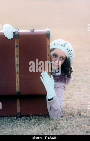 Une femme est couchée dans une vieille valise Banque D'Images