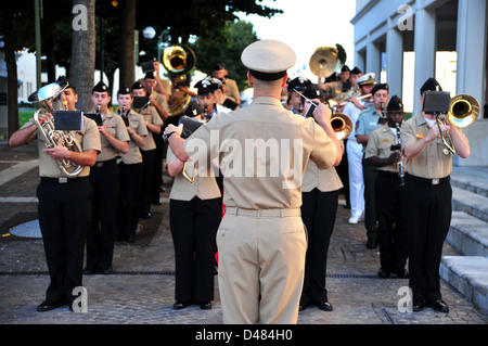 U.S. Naval Forces Europe Band rend hommage à POW/MIA. Banque D'Images