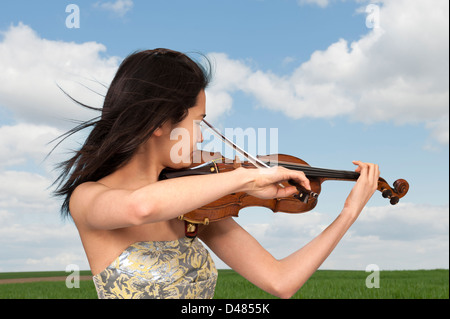 Femelle jeune joueur de violon Banque D'Images