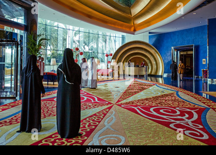 Dubaï, la salle de réception aux couleurs de l'hôtel de luxe Burj Al Arab Banque D'Images