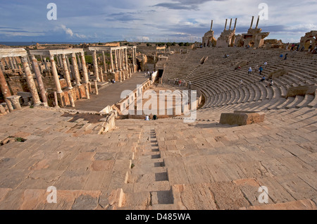 Le théâtre dans le spectaculaire ruines de Leptis Magna près de Al Khoms (Libye) Banque D'Images