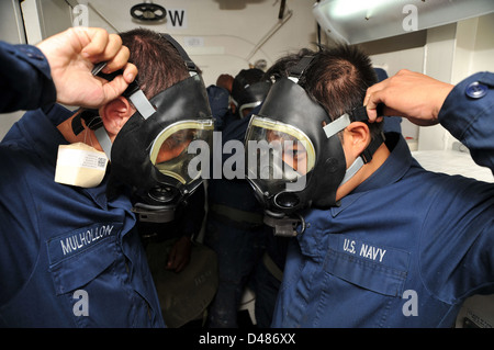 Les marins mis sur des masques à gaz. Banque D'Images