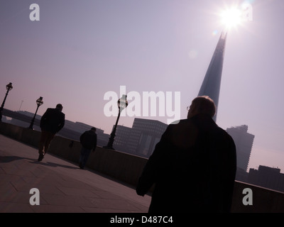 Le fragment comme vu à partir de la promenade le long de la rivière sur la rive nord de la tamise Londres Banque D'Images