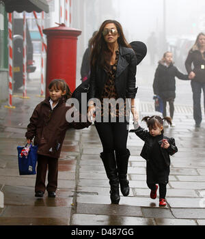 Myleen Klass vu sur l'école s'exécuter sur un matin brumeux à Highgate, au nord de Londres. WFPA Crédit/Alamy Live News Banque D'Images