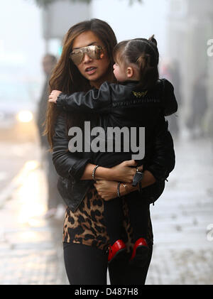 Myleen Klass vu sur l'école s'exécuter sur un matin brumeux à Highgate, au nord de Londres. WFPA Crédit/Alamy Live News Banque D'Images