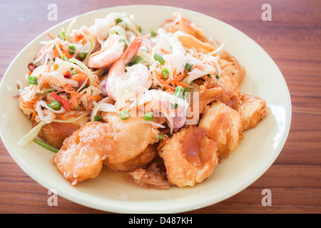 Salade épicée de crevettes et tofu oeufs Banque D'Images