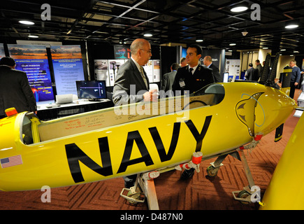 Un aspirant de la marine américaine discute des prochaines courses internationales de sous-marins, qui permettent aux étudiants de concevoir et de faire des courses de sous-marins à propulsion humaine dans une compétition annuelle. Banque D'Images