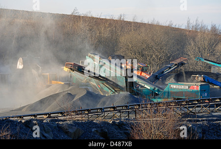 Machines Powerscreen et convoyeur à bande. Le Shap Cemex travaille en granit bleu. Shap, Cumbria, Angleterre, Royaume-Uni. Banque D'Images