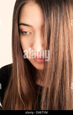 Portrait de jeune femme adulte avec pensive expression Banque D'Images