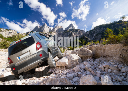 Suv dans un relief élevé Banque D'Images